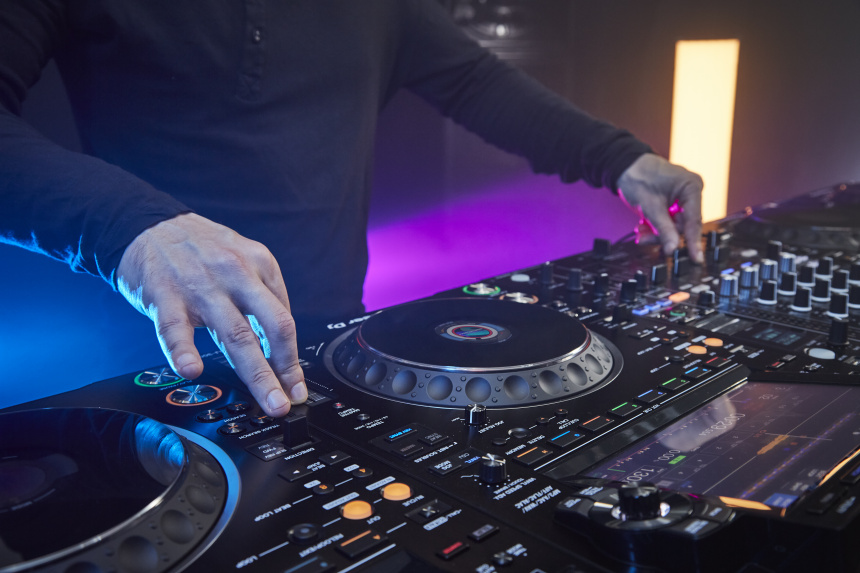 CDJ-3000-Lifestyle_2-860x573